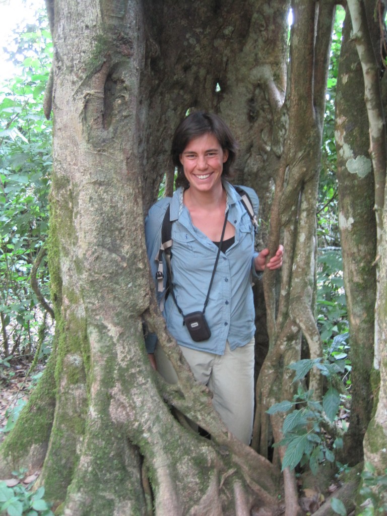 Ik op de plek waar ooit een gastheerboom stond die is gedood door zijn parasitaire gast.